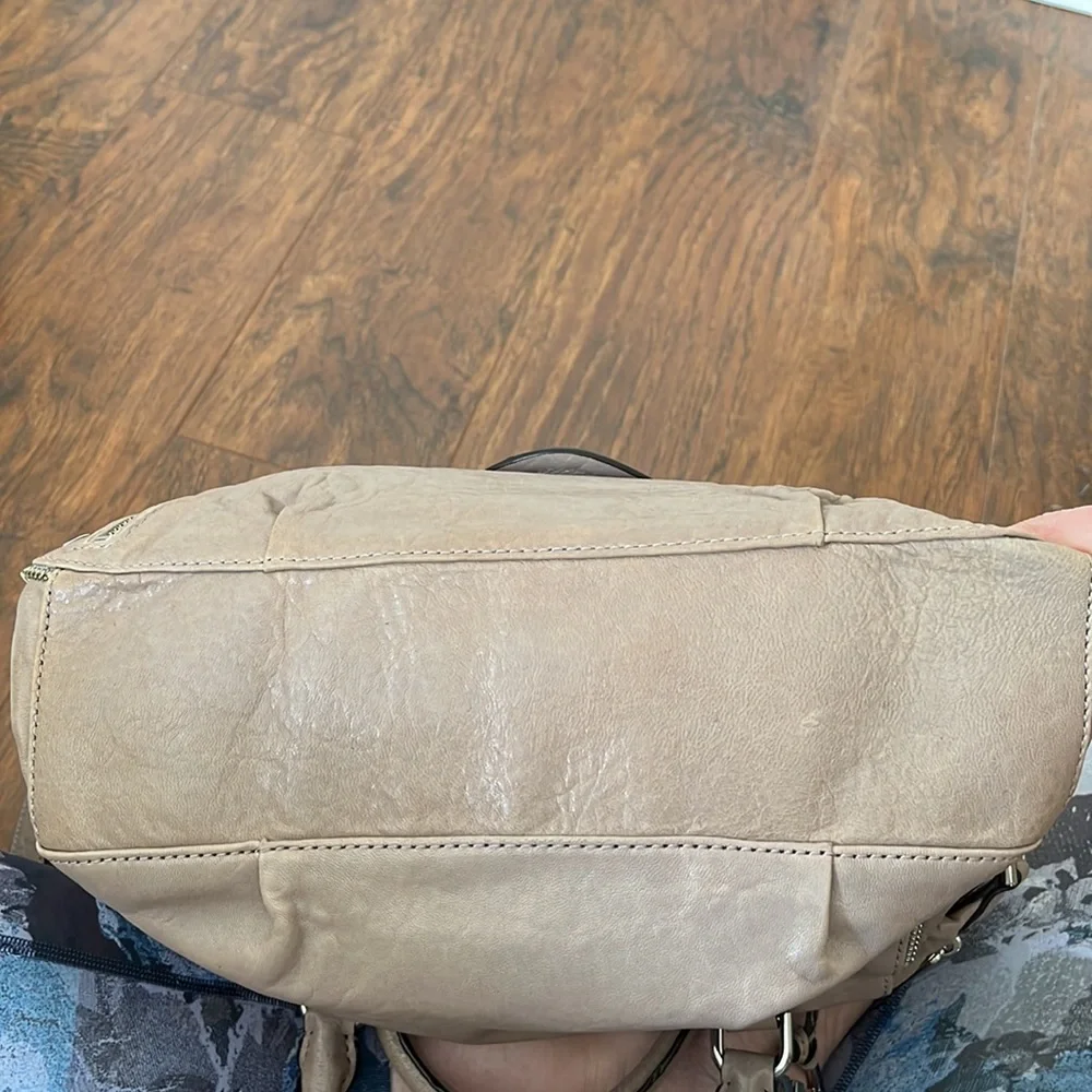 Like New Michael Kors Leather Satchel. $498 retail - Picture 13 of 15